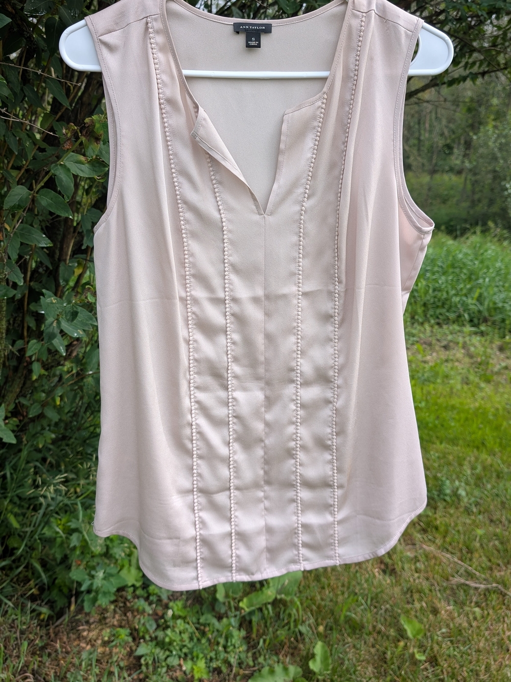 Ann Taylor Blush Cream Sleeveless Pintuck V-Neck Shell
